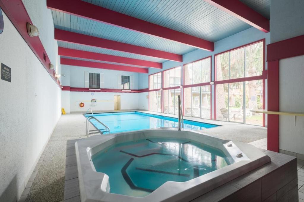 Riviera Village Green Hotel Complex Vernon Extérieur photo
