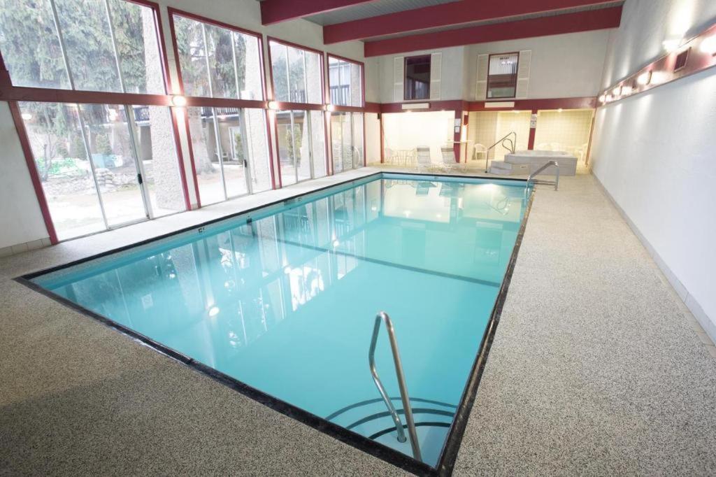Riviera Village Green Hotel Complex Vernon Extérieur photo