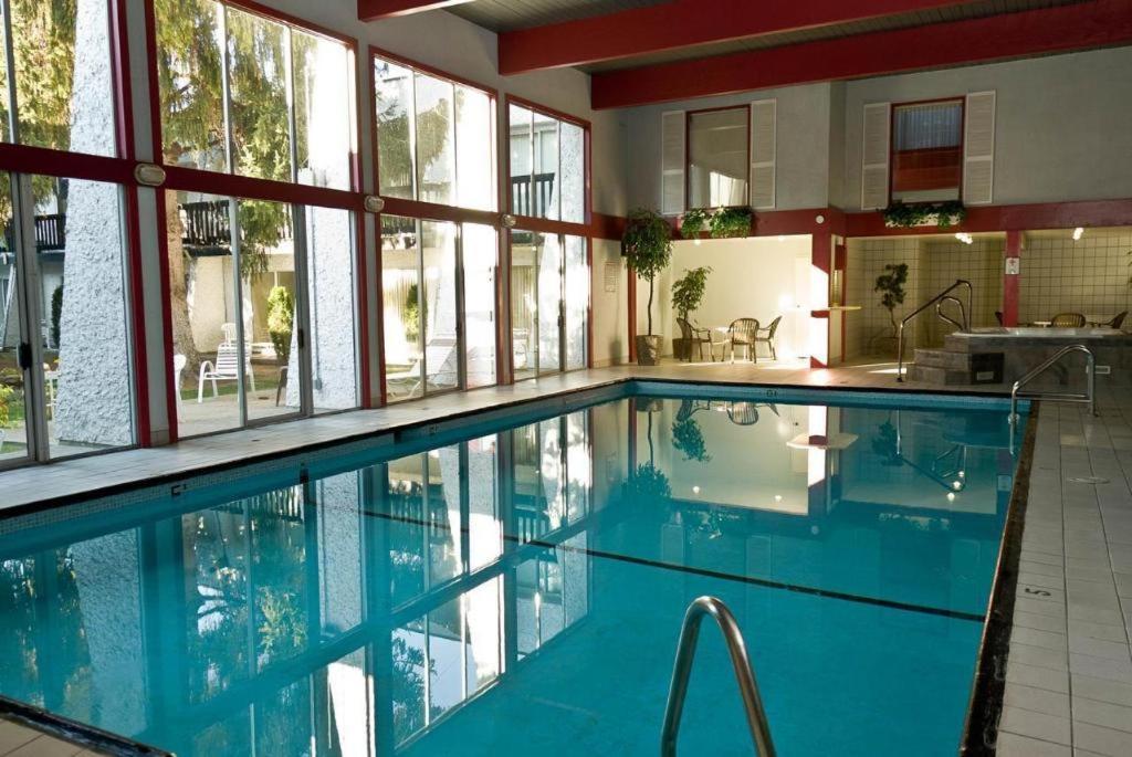 Riviera Village Green Hotel Complex Vernon Extérieur photo